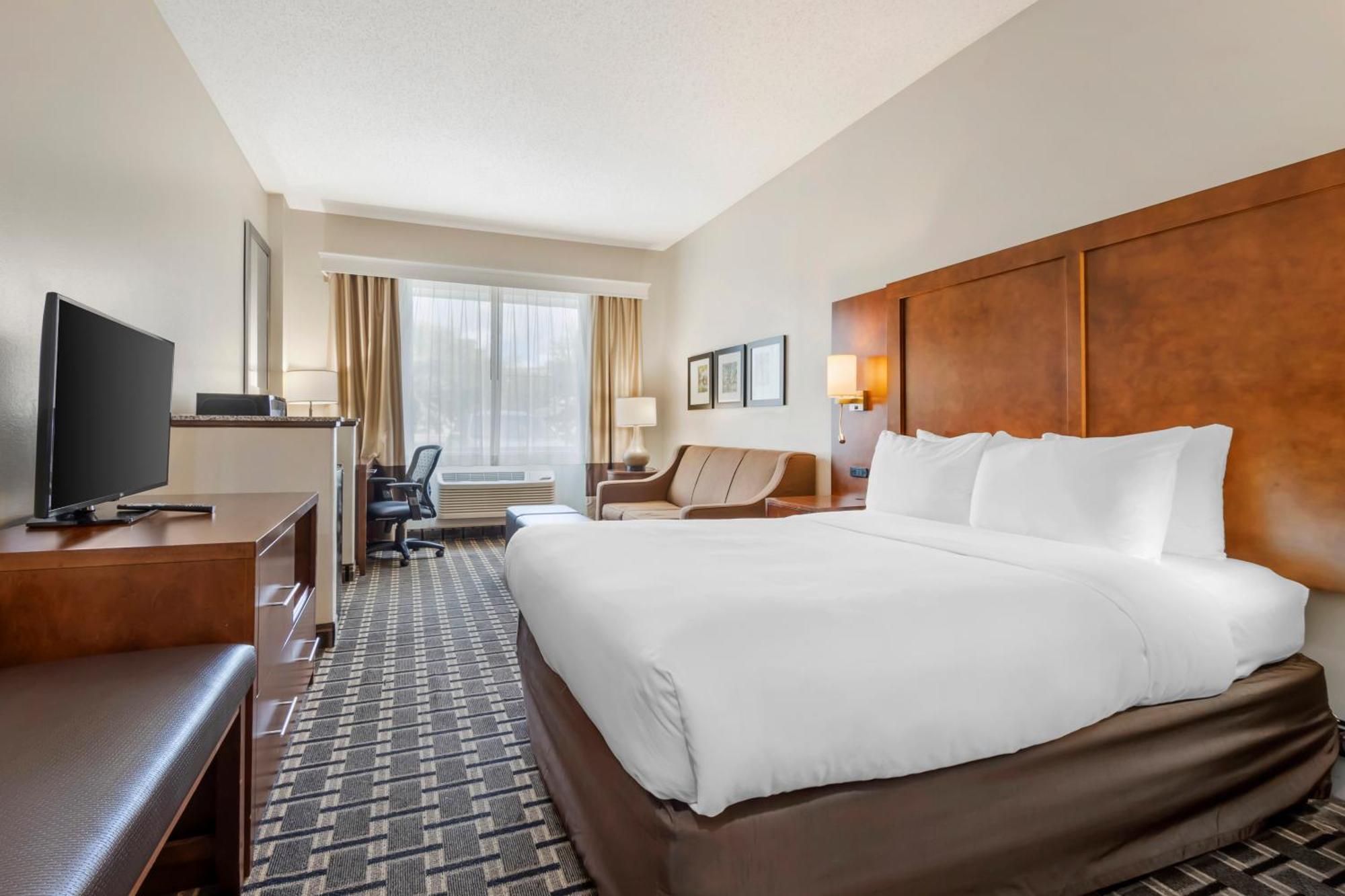 Clarion Pointe Inn 3*