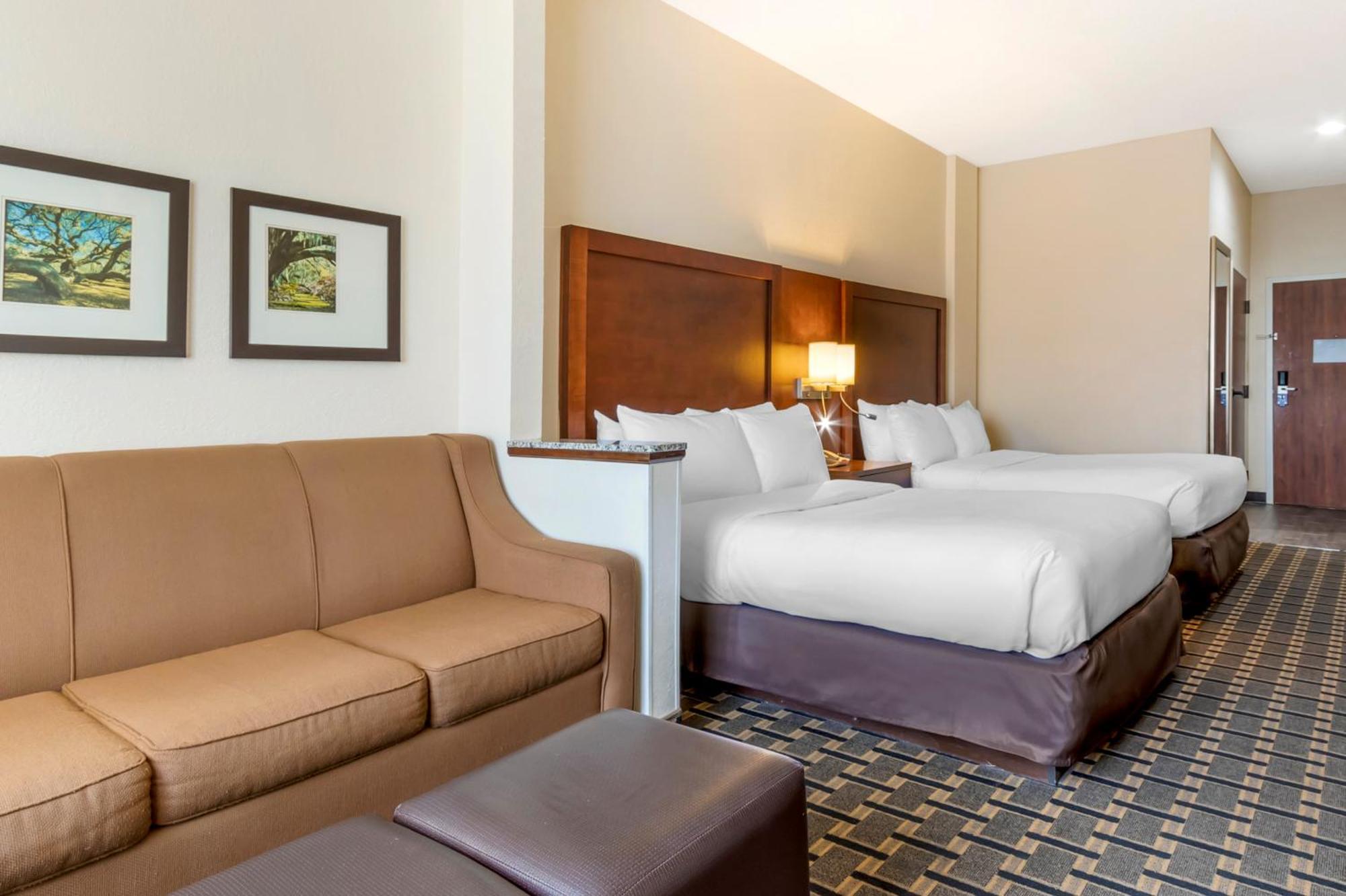 Clarion Pointe Inn