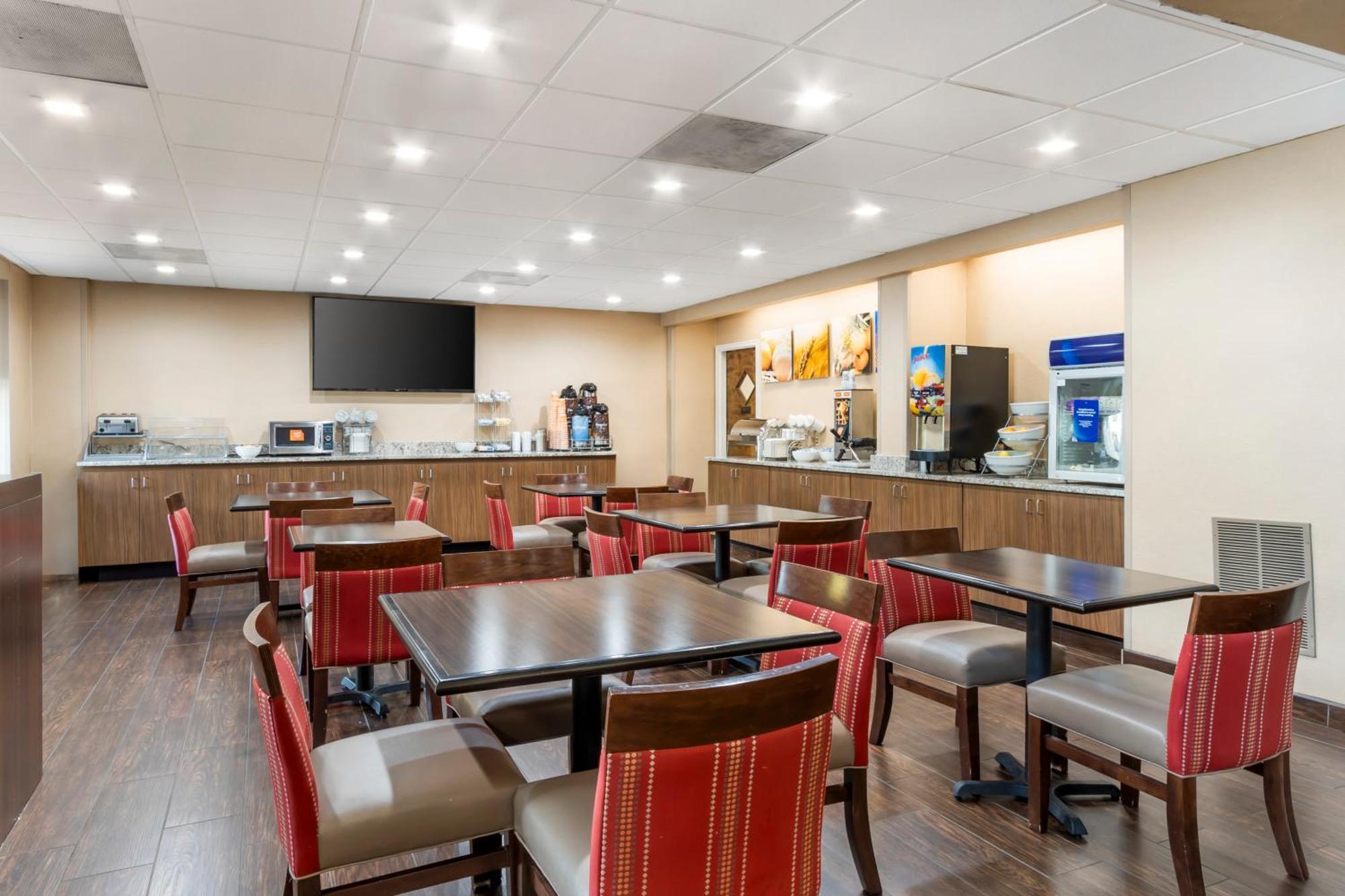 Clarion Pointe Inn 3*
