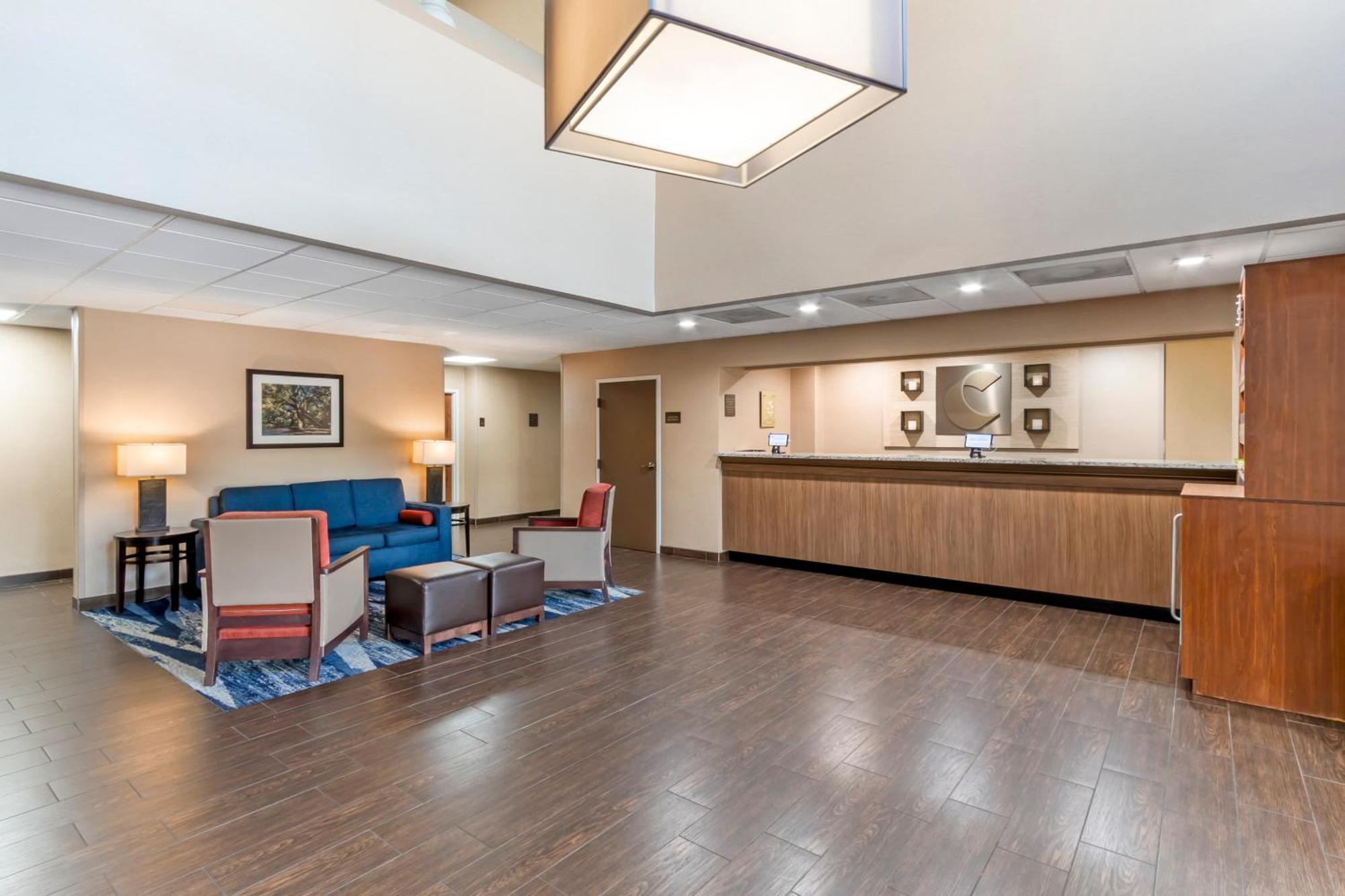 Clarion Pointe Inn