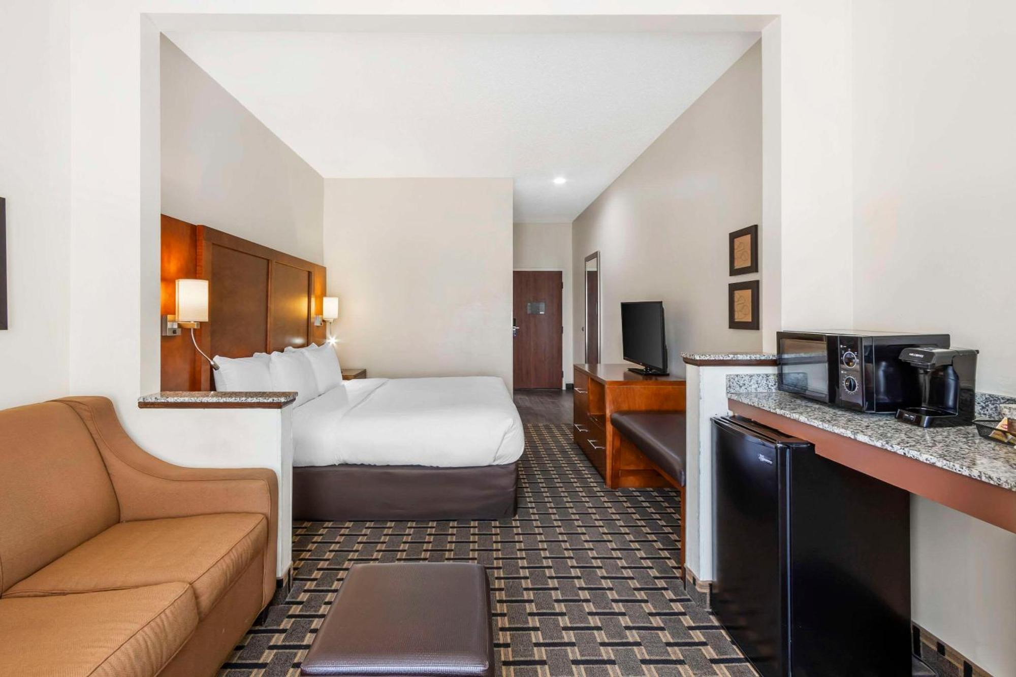 Clarion Pointe Inn